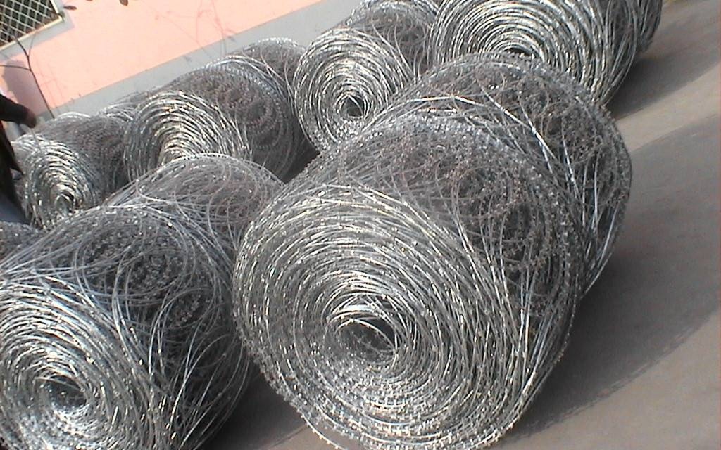 Flat wrap razor wire for security fence topping